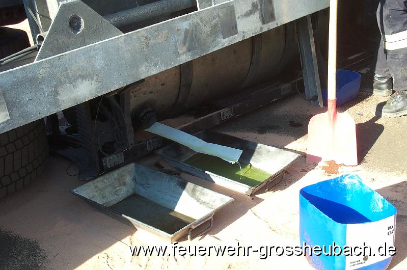THL Weilbach, Linde Werk IV 046.jpg - Auslaufender Dieselkraftstoff wird aufgefangen